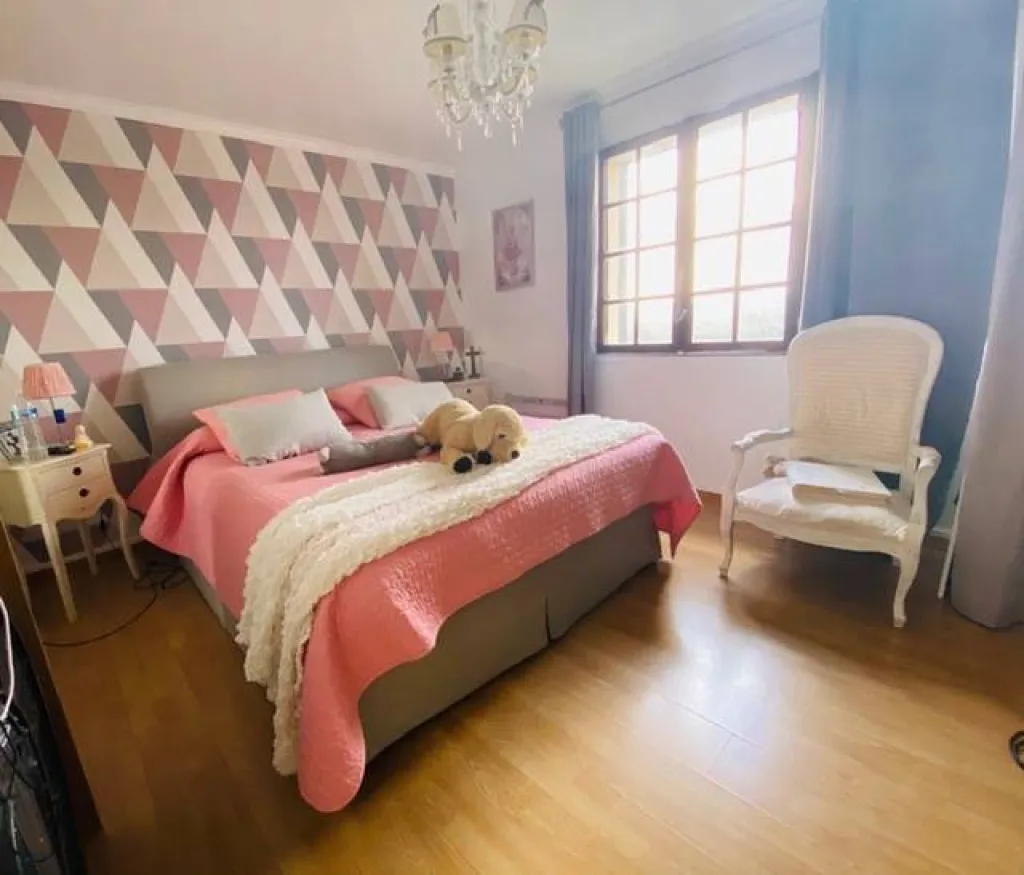 A acheter superbe maison de 160m² avec deux garages sur 2000m² de terrain sur deux niveaux sur la commune de FRENEUSE 76410