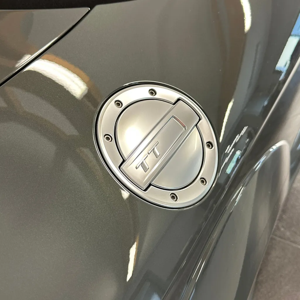 Pose d'une protection céramique GTechniq sur une Audi TT proche du Mans