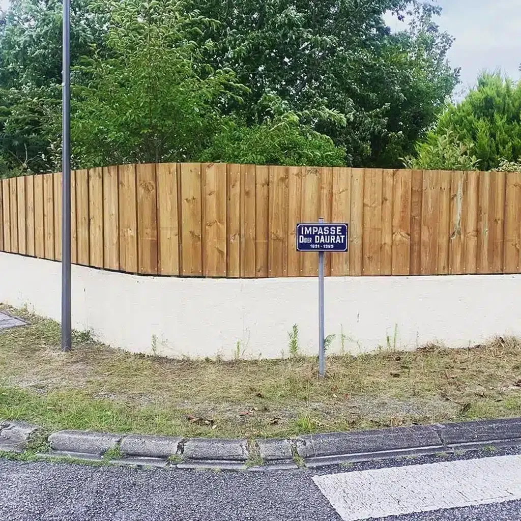 Installation de clôture en bois sur mesure à Gujan Mestras  : protection, esthétique et durabilité