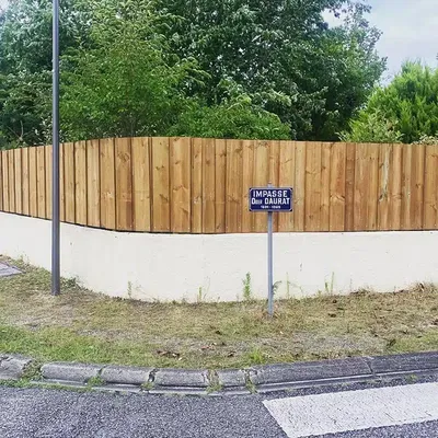 Installation de clôture en bois sur mesure à Gujan Mestras  : protection, esthétique et durabilité