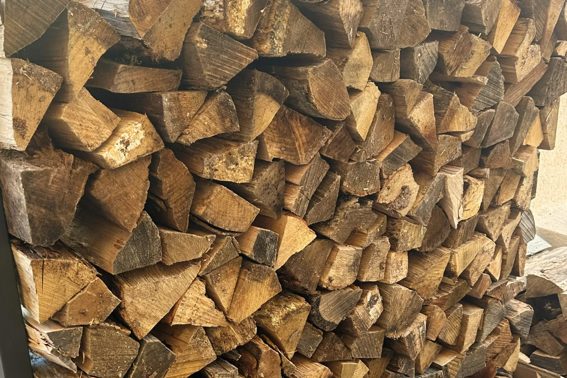 Stockage de bois de chauffage à Tassin-la-Demi-Lune pour alimenter un insert bois et optimiser les performances énergétiques