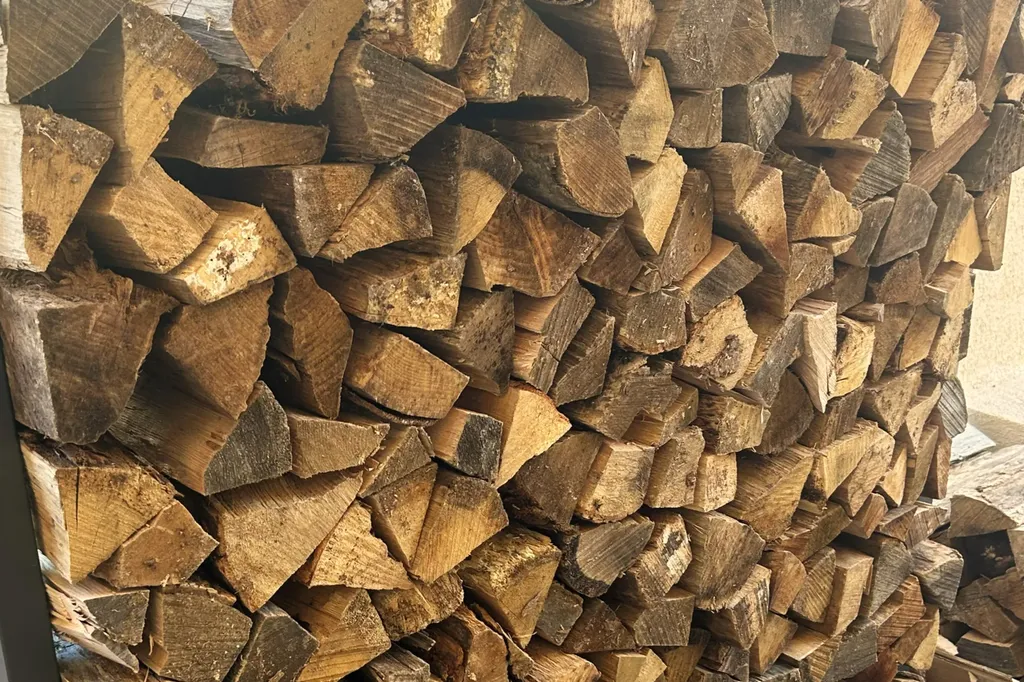 Stockage de bois de chauffage à Tassin-la-Demi-Lune pour alimenter un insert bois et optimiser les performances énergétiques