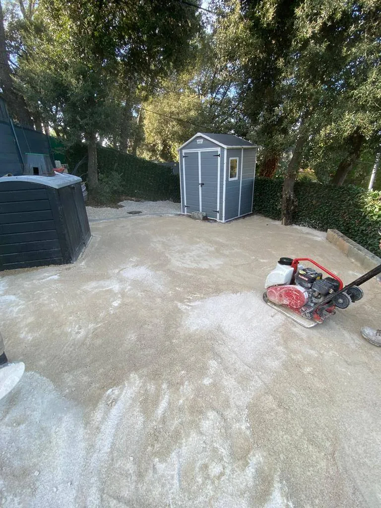 Réalisation de la couche de fond de forme avant pose du gazon à Vallauris
