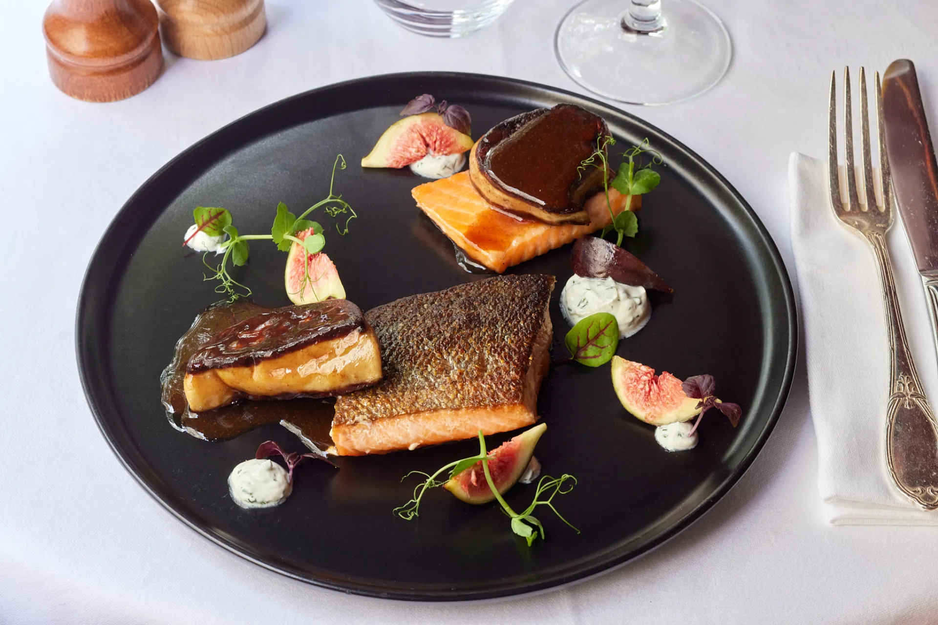Découvrez l’élégance d’une brasserie et bistrot parisien authentique, au cœur du Quartier Latin, pour repas conviviaux et moments raffinés.