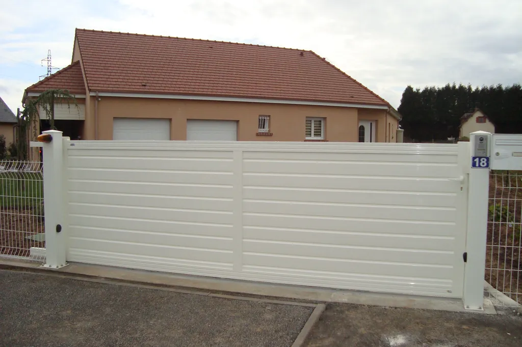 Installation de Portail en aluminium coulissant motorisé, Design contemporain et Fermetures automatiques à Rouen en Seine-Maritime 76 et ses Alentours