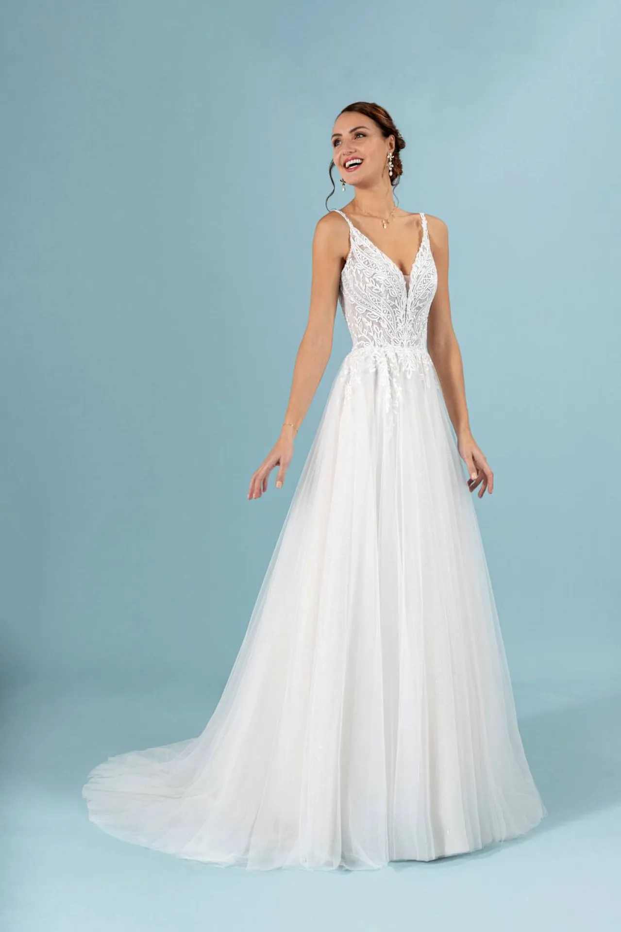 Robe de mariage forme trapèze en dentelle marque Églantine référence Gaya disponible dans la boutique Anthea N'DRI Marseille.