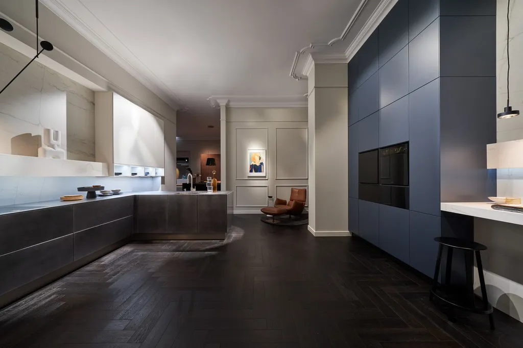Cuisine en L au style industriel avec des colonnes tout hauteur dans un appartement au cœur de Toulouse