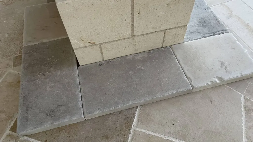 Pavé gris du Périgord, Pavé de Dordogne en pierre naturelle antique livraison Bordeaux et village Provence