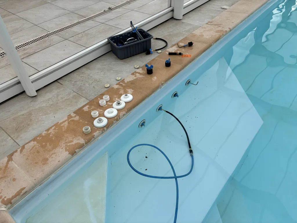 Fuite sur piscine coque polyester localisée sans casse et sans vidange à Issoudun dans le 36