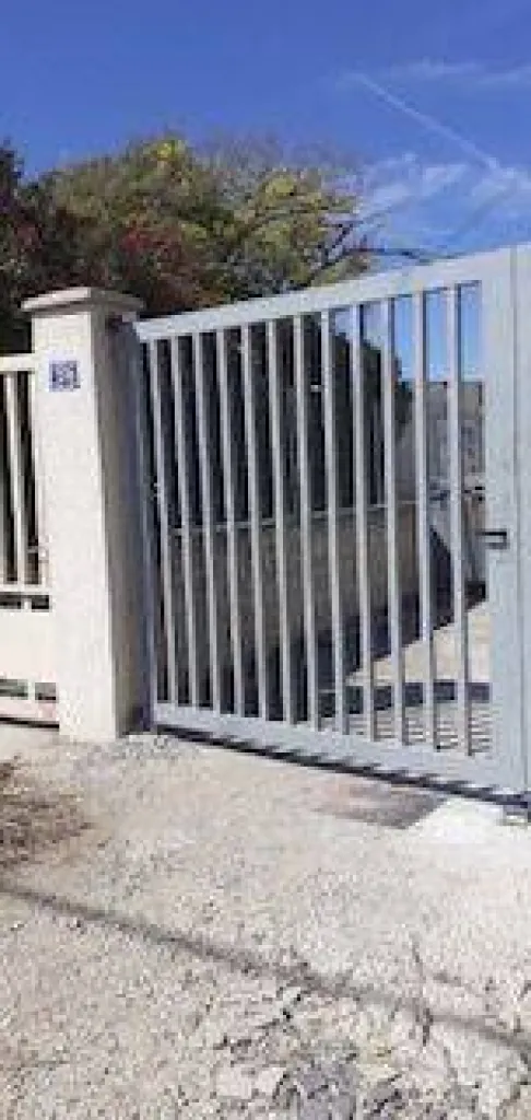 FABRICANT DE PORTAIL INDUSTRIELS A VENTAUX OU COULISSANT AVEC POSE  MARSEILLE SUR MESURE COMMERCE LOGISTIQUE TERCIAIRE INDUSTRIE PACA 