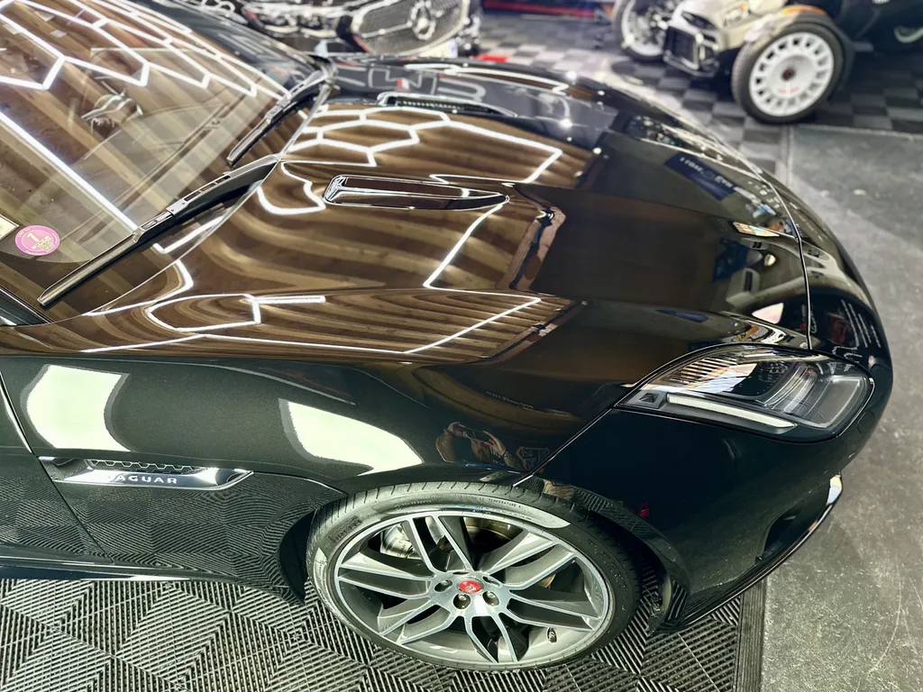 specialiste du traitement céramique sur Lyon detailing jaguar F-Type