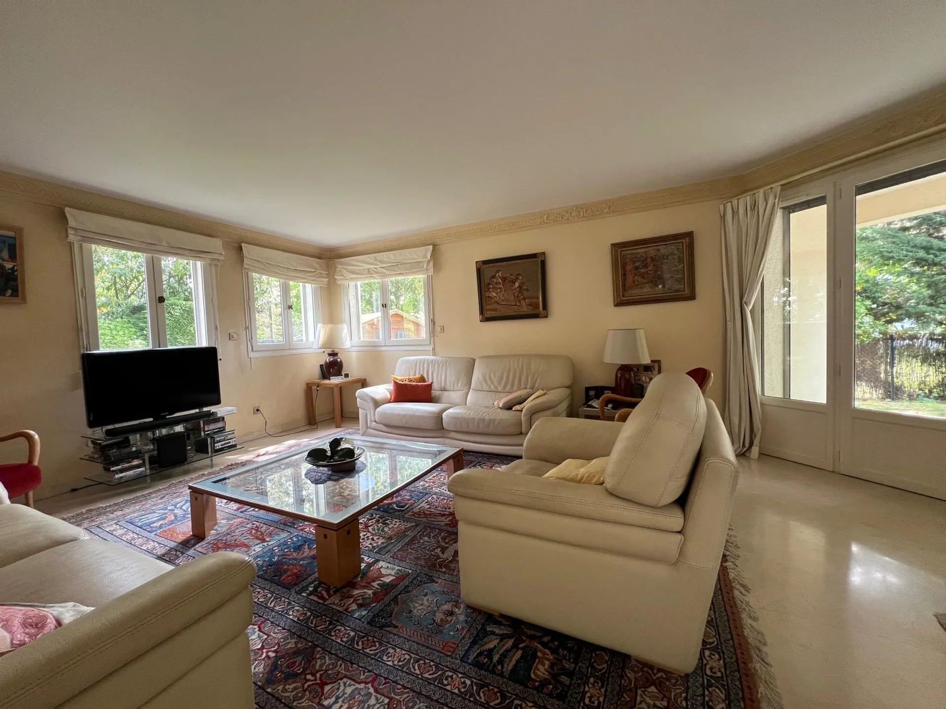 Maison à vendre a Le Vésinet d'une surface habitable de 315m² à 10 minutes à pied du RER avec possibilité dépendance sur un terrain arboré de plus de 1000 m² ideale amoureux de la nature
