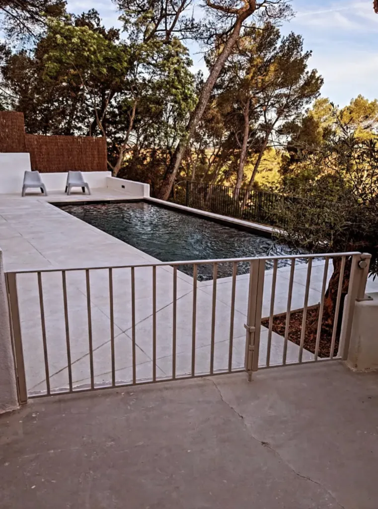Barrière de protection piscine avec portillon d'accès et la possibilité d'ouvrir entièrement lorsqu'il n'y a pas les enfants