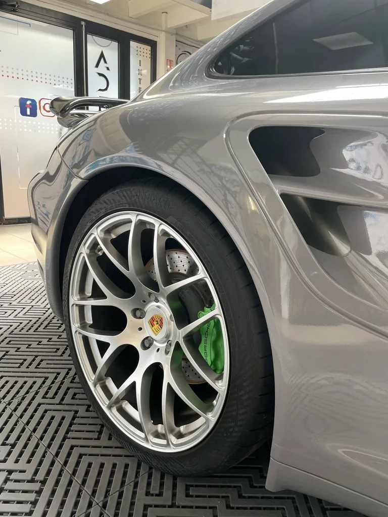 Covering gris nardo sur une Porsche 997 turbo Blanche d'origine