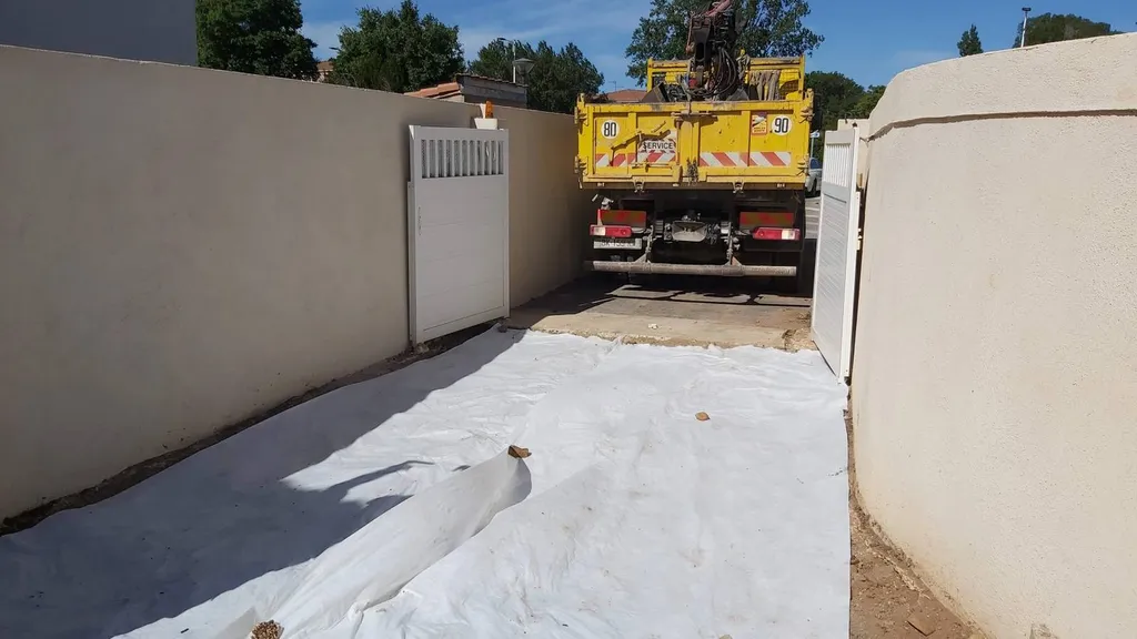 Réfection d'une cour en enrobé de bitume noir à Marignane dans les Bouches du Rhône