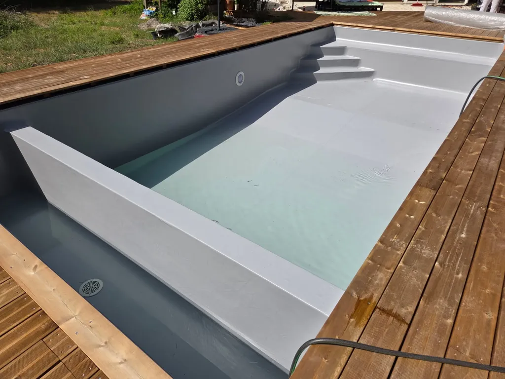 fourniture et pose de volet roulant immergé pour une piscine de Mérignac, à côté de Bordeaux