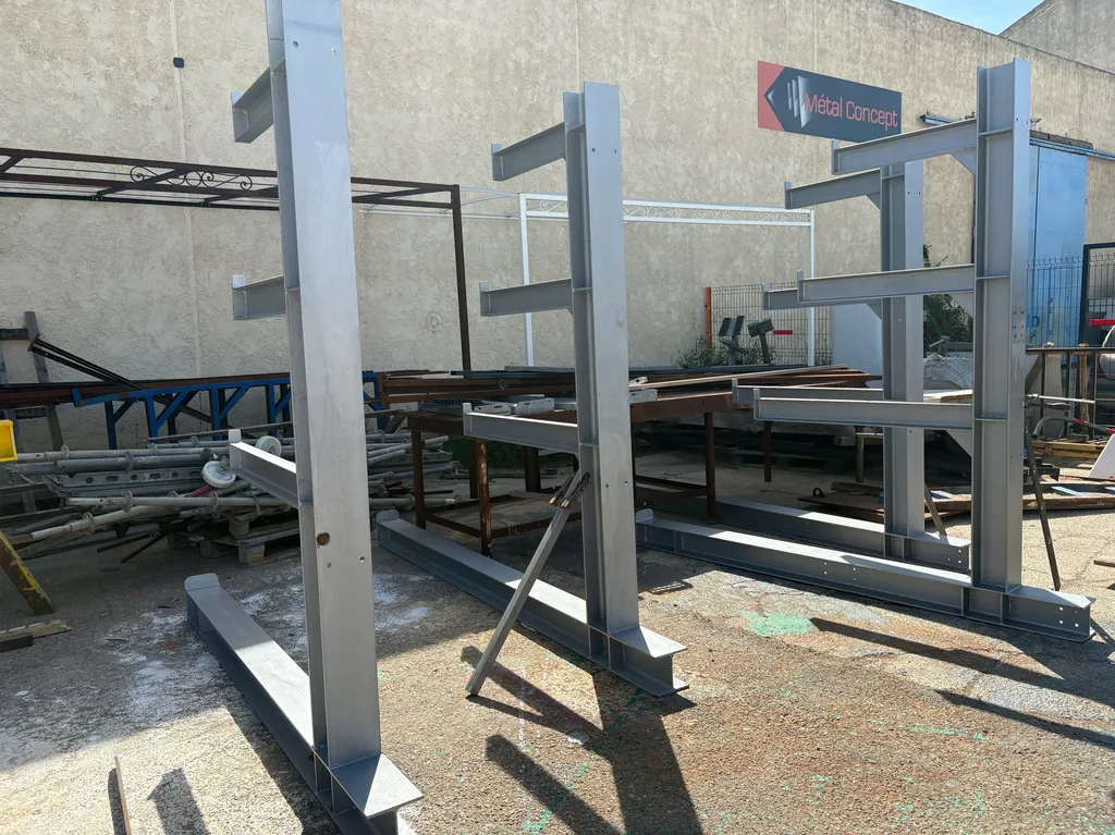 FABRICATION DE RACKS INDUSTRIELS EN ACIER DE RANGEMENT POUR UNE ENTREPRISE DU BATIMENT A MARSEILLE