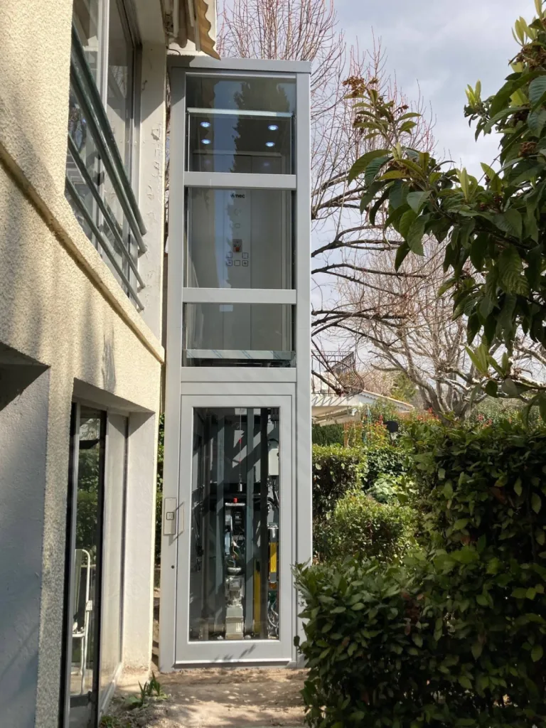 accès d'équerre de l'élevateur vertical extérieur VIMEC en structure autoporteuse en verre à Marignane près de Marseille
