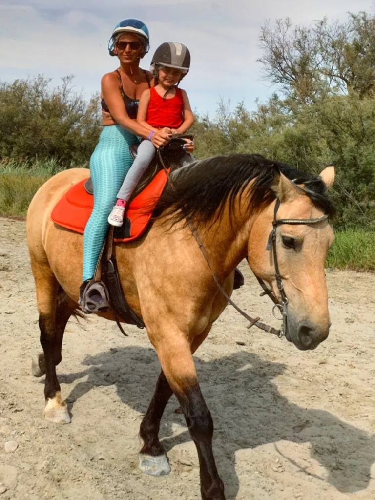 profitez d'une randonnée à cheval sur selle biplace avec votre enfant sur l' Espiguette