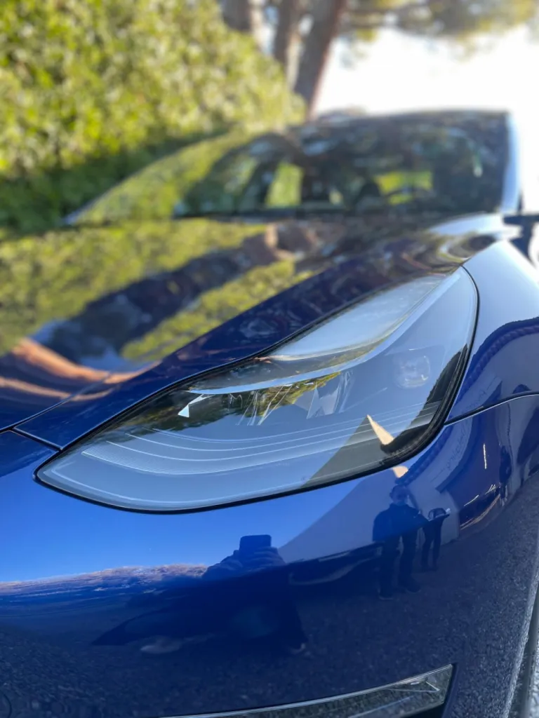 Pose d'un film de protection transparent sur cette Tesla Model 3 à Cannes 06