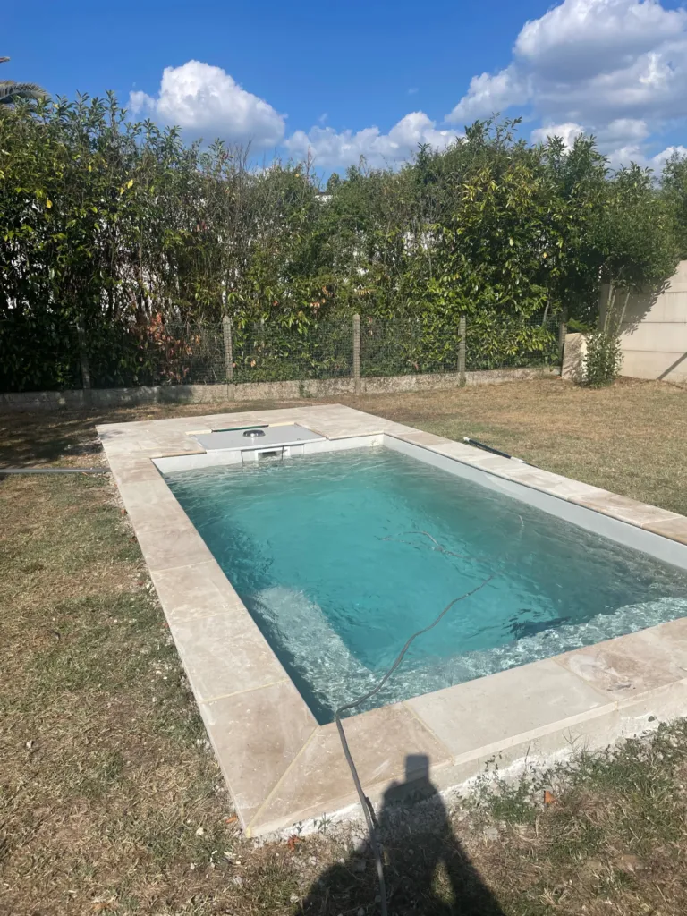 Piscine à coque en Charente : La solution durable et élégante pour votre jardin à Linars.
