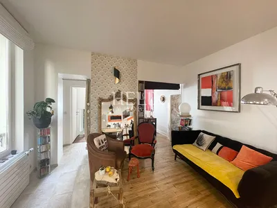 A vendre très bel appartement traversant de 85 M2 à Saint-Germain-en-Laye, profession libérale possible, 3 minutes du RER A.