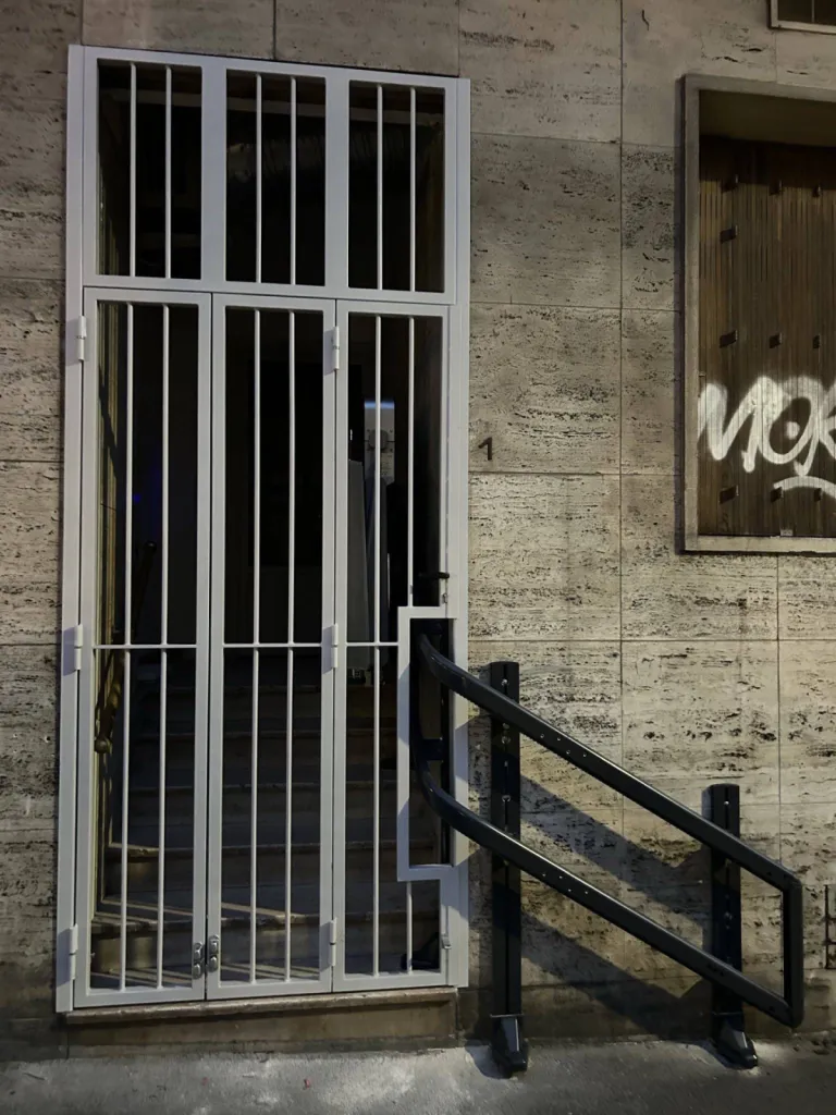 travail coolaboratif entre notre ferronnier et nous mêmes pour sécuriser la plateforme oblique VIMEC V6S la nuit tout en facilant son utilisation aux heures d'ouverture à Marseille