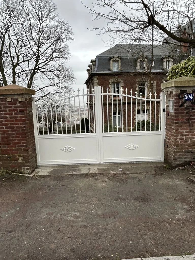 Installation de Portail Alu Battant Rétro Motorisé, Modèle Sur-Mesure et Authentique à Bourgtheroulde dans l'Eure 27 et Bosroumois