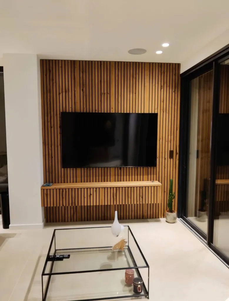 Création d’un habillage mural sur mesure avec meuble TV intégré en décor bois moderne à Aix-en-Provence