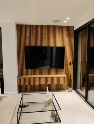 Création d’un habillage mural sur mesure avec meuble TV intégré en décor bois moderne à Aix-en-Provence