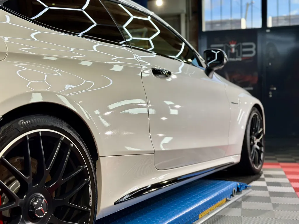 polissage Carroserie traitement céramique EMB DETAILING Vaugneray socialiste Mercedes C63 AMG