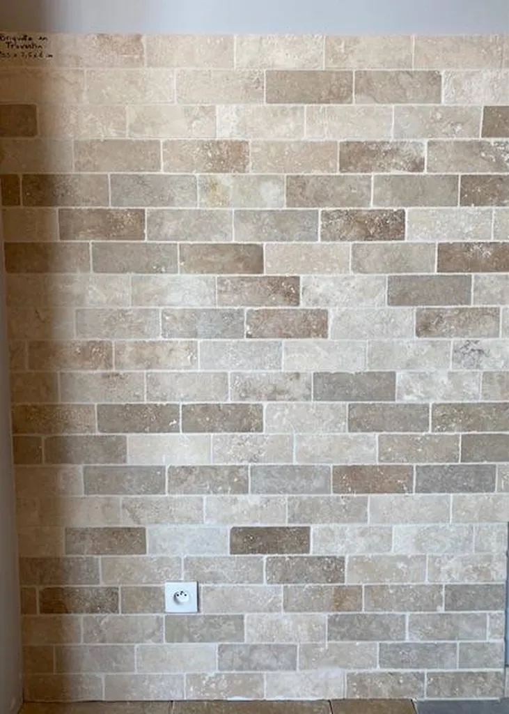 Poser des briquettes de Travertin nuancées