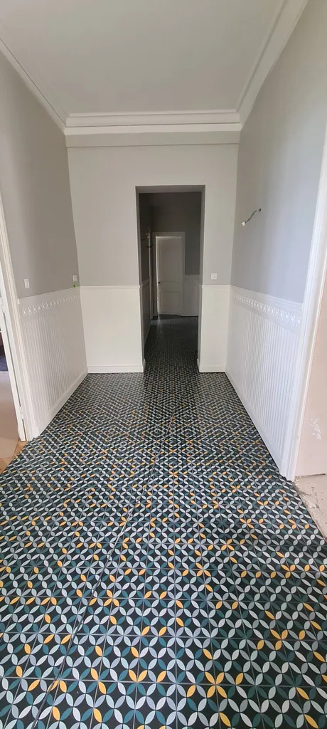 peinture d'un couloir en deux tons 