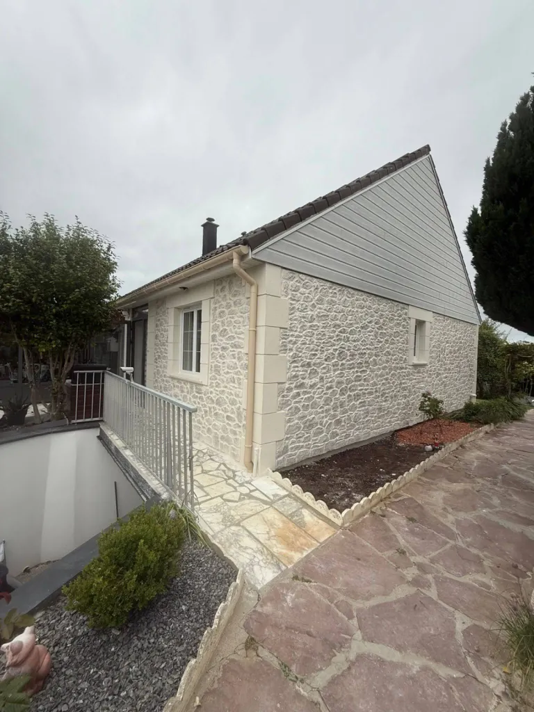 Le ravalement aspect pierre à la chaux aérienne pour les amateurs d'authenticité ou dans le cadre d'une obligation de conserver l'aspect d'origine pour les zones classées bâtiment de France