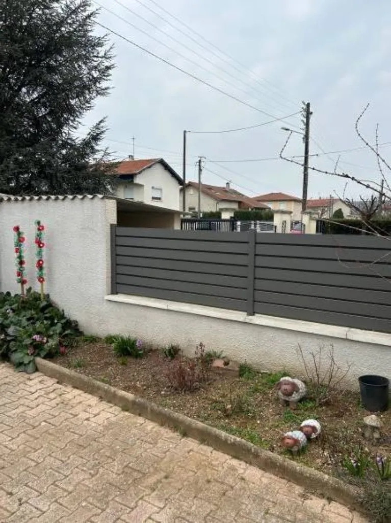 Pose d'un portail coulissant et de barrières en aluminium à Decines