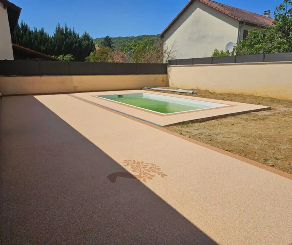 Poser un contour de piscine en moquette de pierre drainante avec motifs personnalisés pour votre villa à Béziers et Agde dans l'Hérault