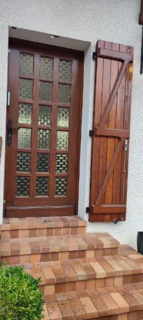 Installation d'une porte d’entrée en PVC Premium Ouvertures Smart modèle Jeanne 1 vantail haute isolation à La Bussière-sur-Ouche en Côte d'Or