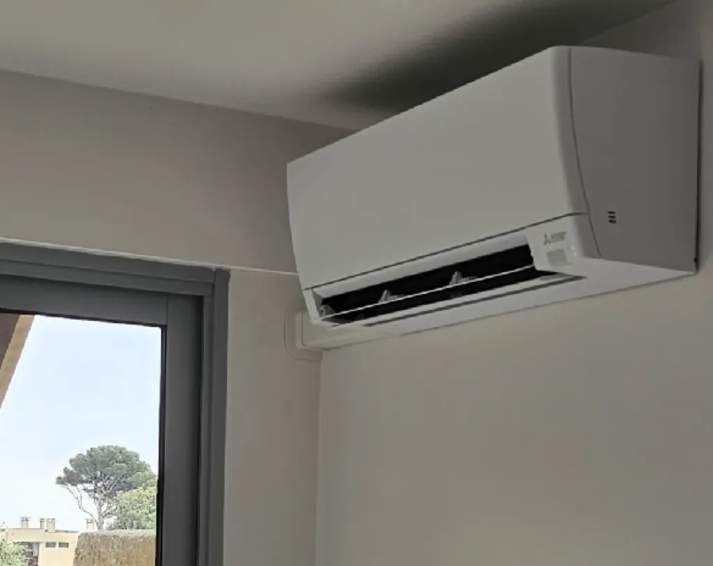 Climatiseur Mitsubishi AY35 dans un salon à Saint-Raphaël – installation esthétique et efficace