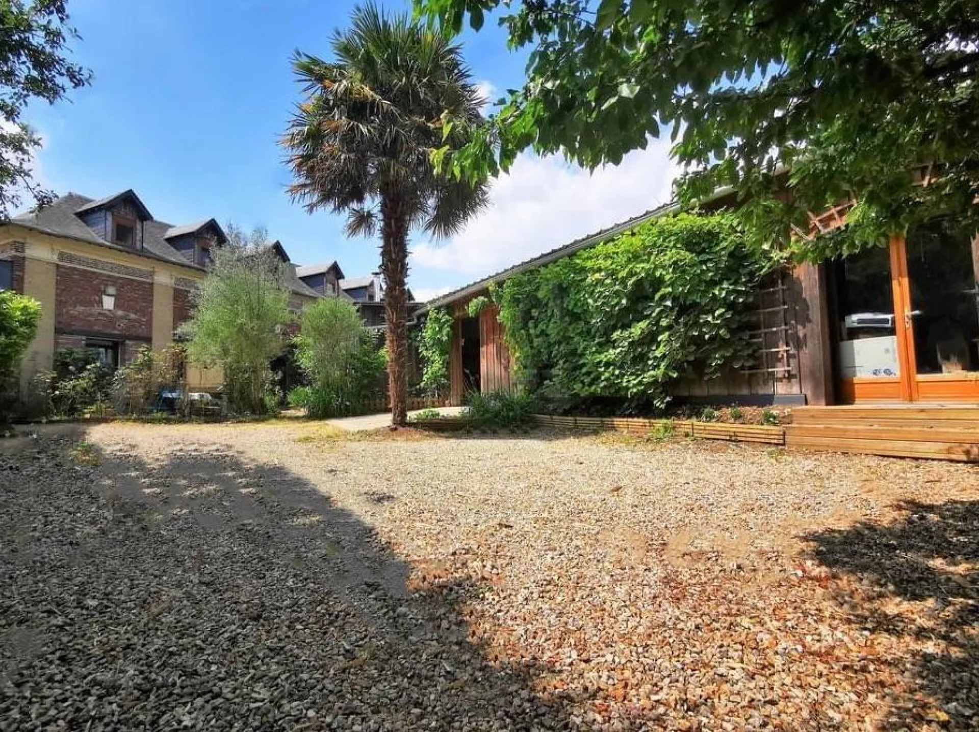 A saisir maison de briques de 220 m² habitables édifiée sur une parcelle de 1051 m² sur la commune de Saint Pierre Les Elbeuf