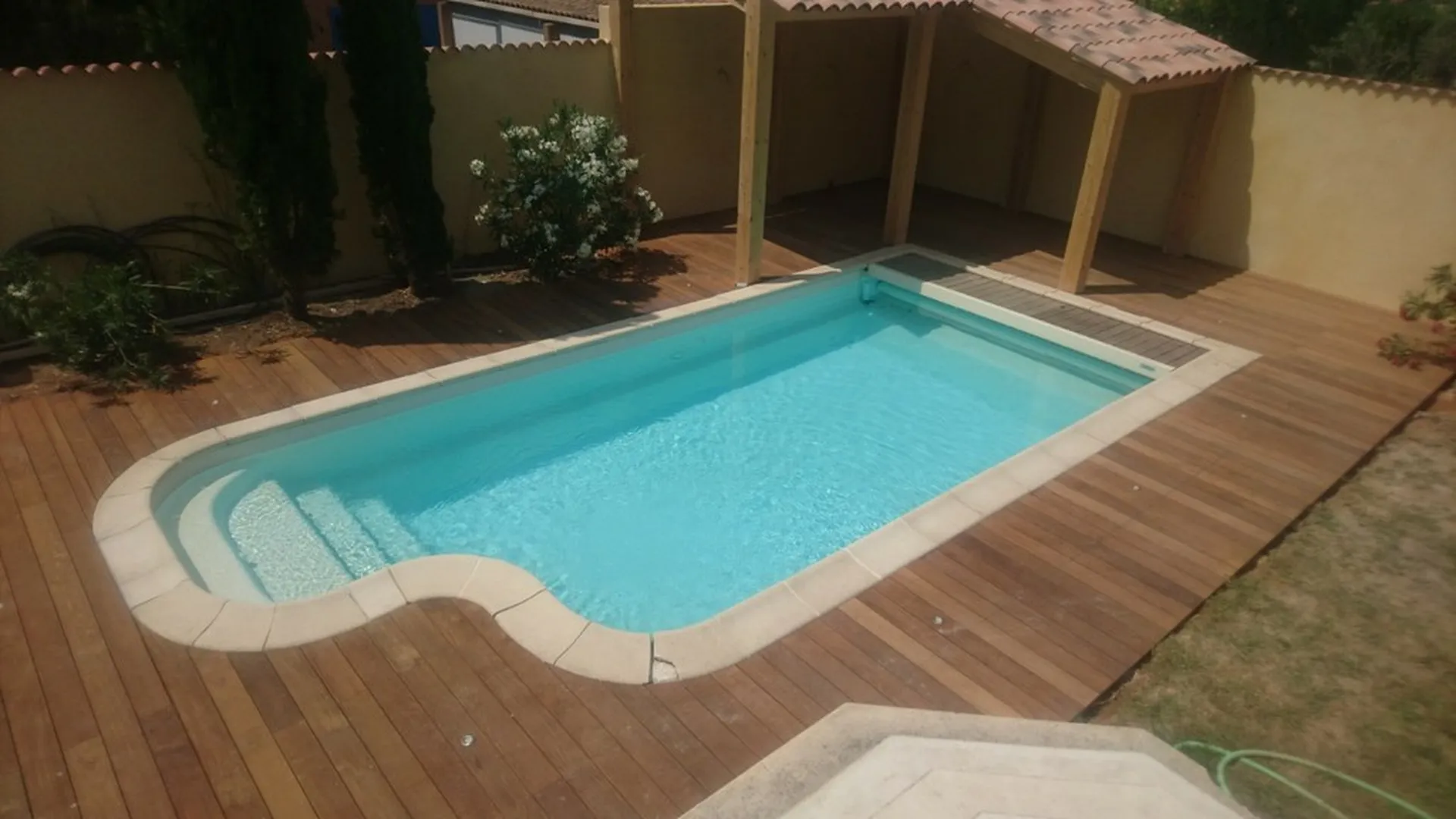 Tour de piscine en IPE à ST CANNAT dans les Bouches du Rhône