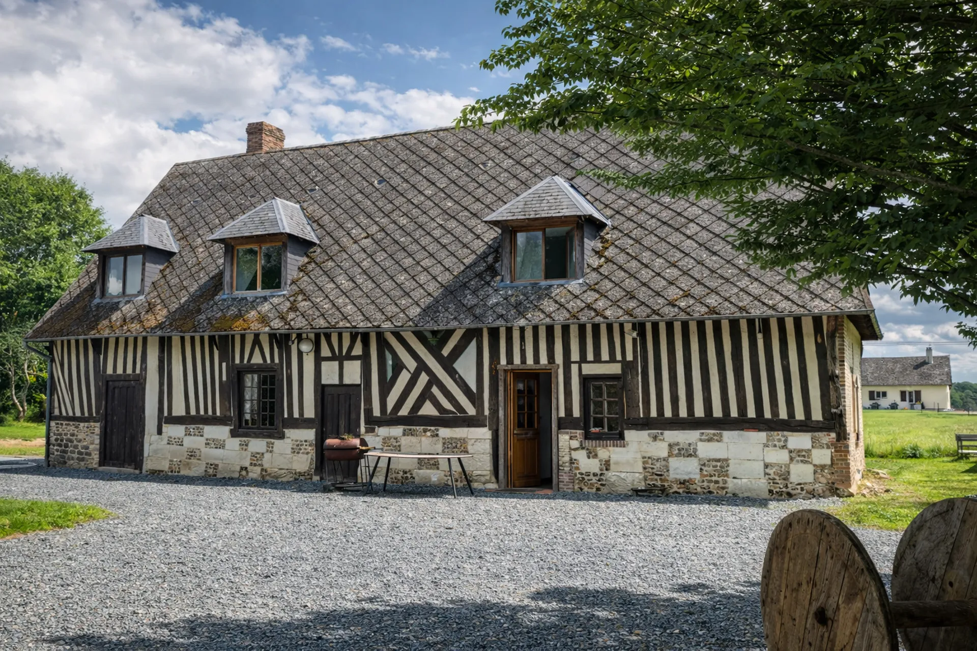 À vendre, longère de 170 m² édifiée sur 6000 m² de terrain sur la commune de NEUVILLE SUR AUTHOU 27800