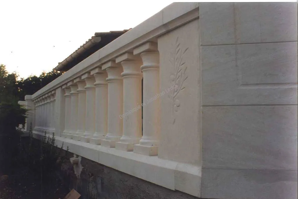 Balustrade en pierre blanche d'Estaillades