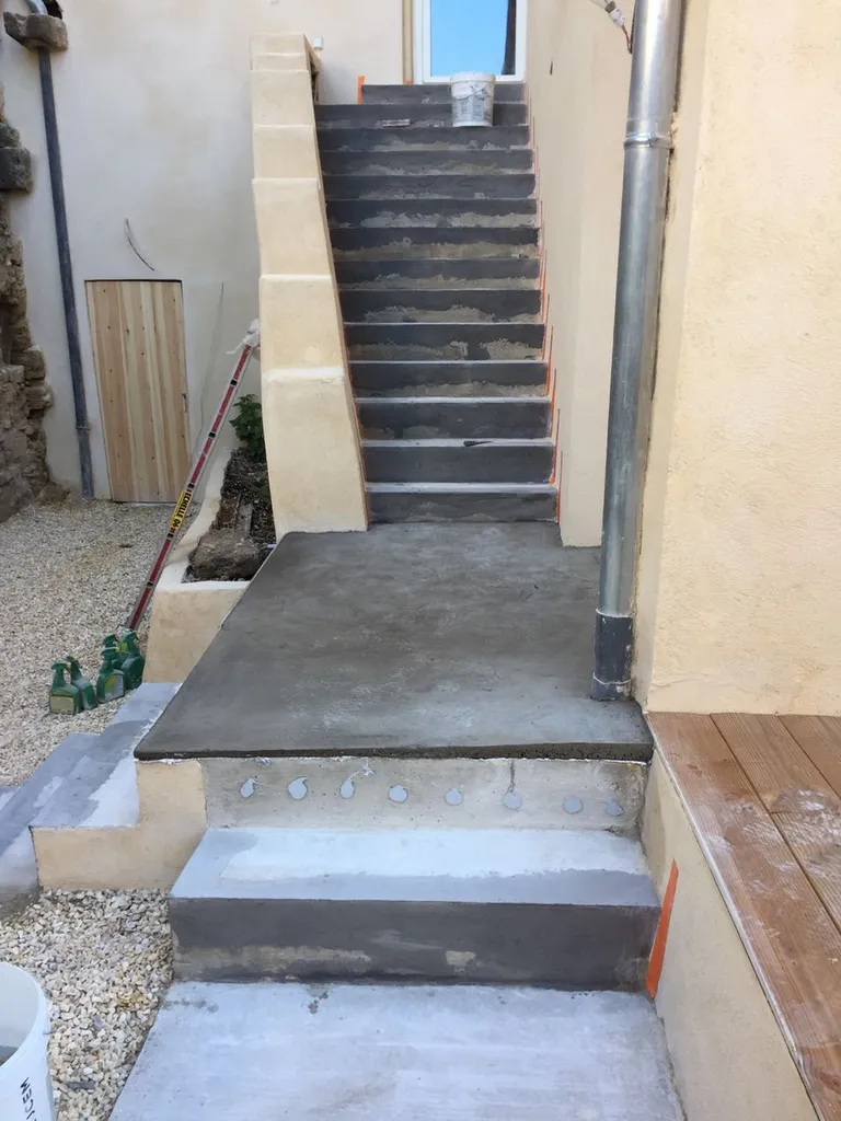 ESCALIER EN BETON CIRE TALOCHE GRIS CLAIR A MEYRARGUES