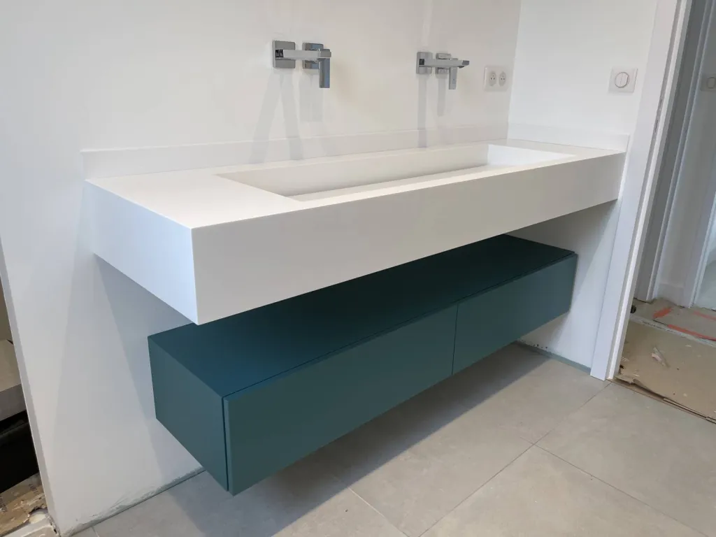 Fabrication et pose de vasques en CORIAN dans plusieurs salles de bain à BASSUSSARRY (64)
