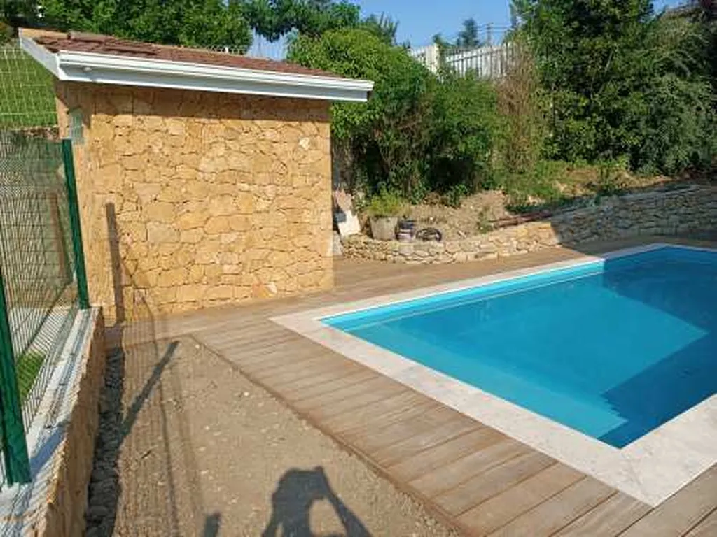 Réalisation d'un habillage de façade avec parement en pierre pour valoriser la maison à Trévoux dans l'Ain