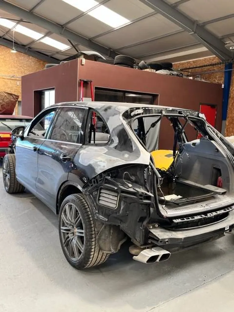 Trouver un garage pour réparation carrosserie endommagée suite intempéries sur Porsche Cayenne près du Havre