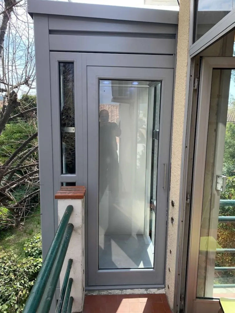 La porte à l'étage de l'ascenseur personnel donnant accès à la terrasse et à l'habitation à Marignane près d'Aix en Provence