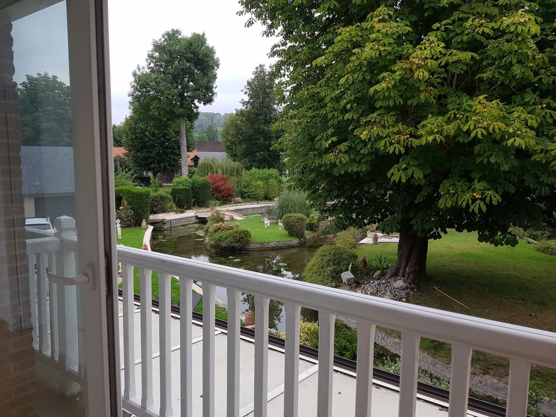 Vends maison de charme, sans vis-à-vis et bordé par la rivière, en Normandie.