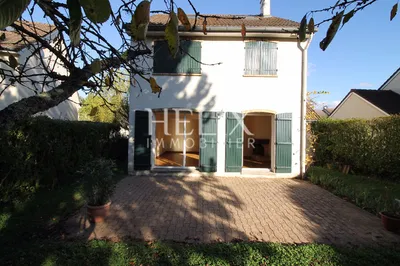 Maison Fourqueux 6 pièce et de 121 m2 sur terrain paysager et arboré de 430 m²