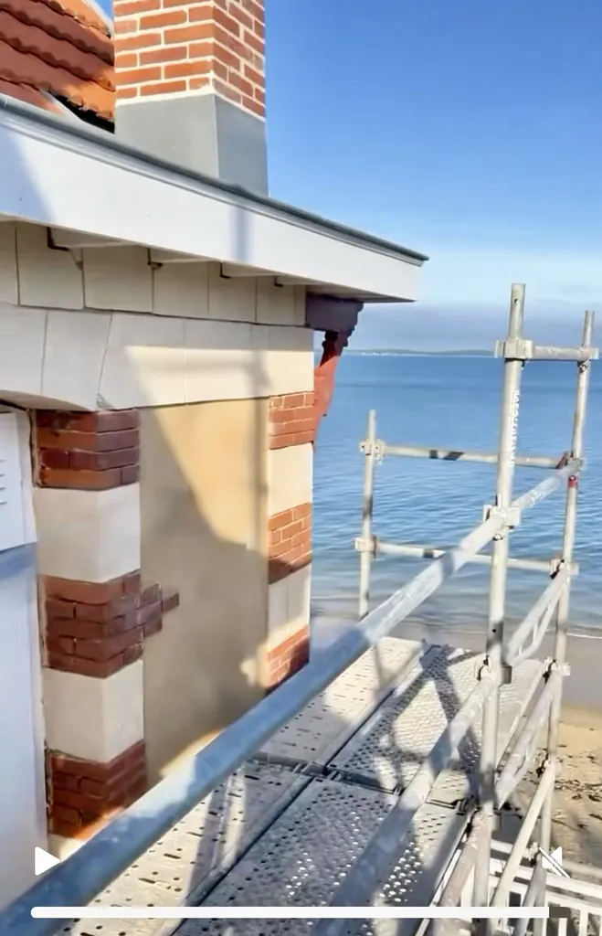 Application d’un enduit traditionnel à la chaux en deux couches dégrossi et finition talochée écrasée à Arcachon